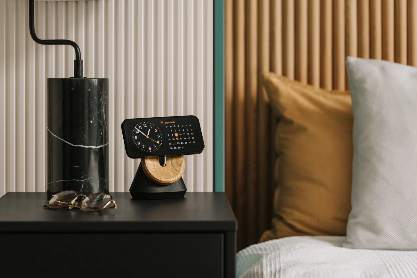 Minimal Desktop Charging Stand